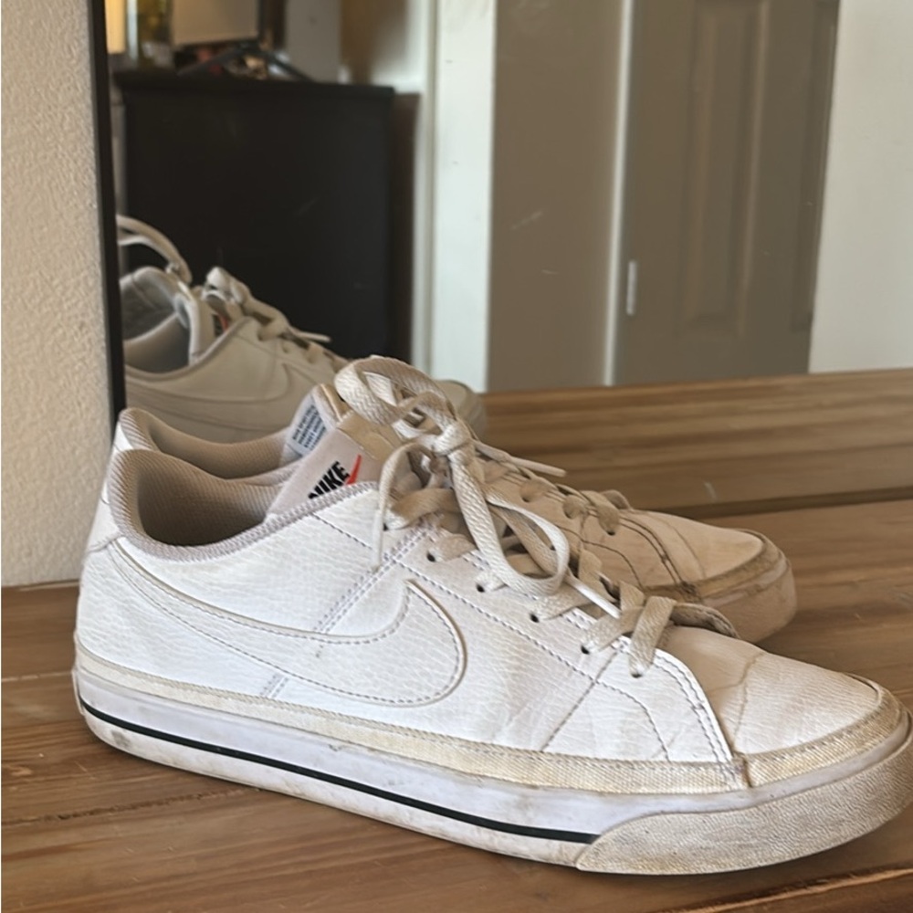 White Nike court pro tennis shoes size 9